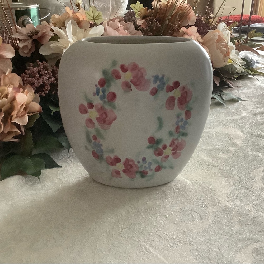 Cloud pottery vase. NWOT.